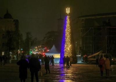 С гербом, генератором и без официального открытия: в Киеве установили главную ёлку Украины