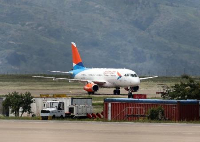 В Тбилиси прилетел первый самолёт из России. Прозападные активисты протестуют