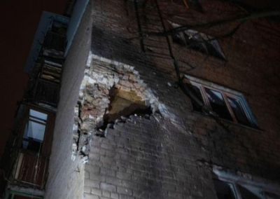 Украинские боевики продолжают обстреливать жилые дома в городах Донбасса