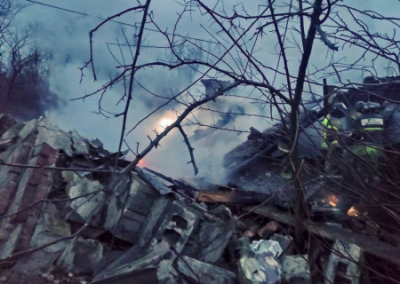 Украинские фашисты натовским снарядом разрушили дом в Донецке. Погибли трое детей
