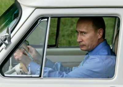 Путин признался, что в 90-е подрабатывал частным извозом