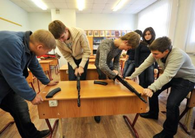 Российских школьников будут обучать начальной военной подготовке