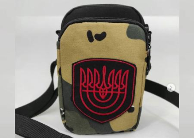 Дизайнер из Днепра делает патриотические сумочки для «жидобандеровцев»