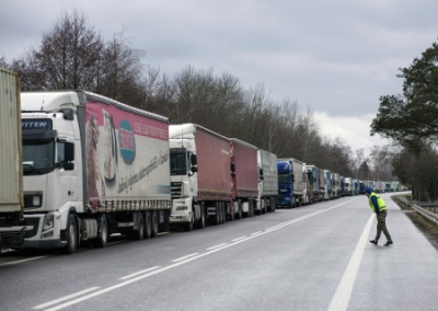 Поляки продолжают транспортную блокаду Украины. На границе скопилось около 2300 грузовиков
