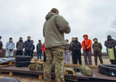 Как правильно умирать за Зеленского? На Украине солдаты ВСУ, сдавшие Бахмут и Авдеевку, учат мирное население воевать