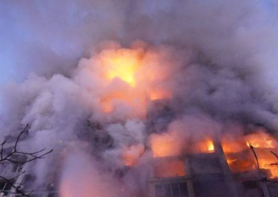 Боевики ВСУ сожгли многоэтажку и заминировали подвал с людьми
