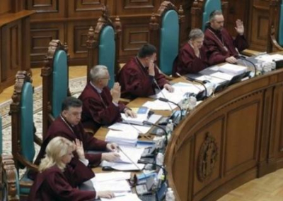 Судьи Конституционного суда взбунтовались против Зеленского