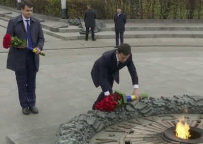 Кабмин запретил Зеленскому с иностранцами возлагать цветы к памятнику Неизвестному солдату