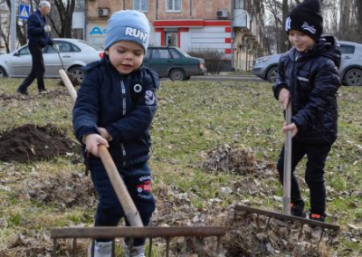 В Донецке состоялся субботник — несмотря на обстрелы и отсутствие воды