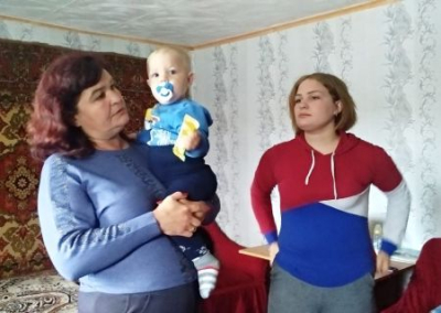 С грудным ребёнком без копейки: как выживает семья в подобстрельном селе под Докучаевском