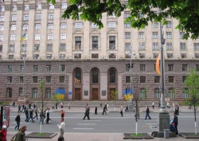 Киевляне митингуют у здания мэрии под дождём — требуют, чтобы все деньги из бюджета шли на ВСУ