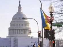 Наблюдающаяся в Вашингтоне сумятица беспокоит его союзников. Из-за политических споров США могут проиграть на Украине