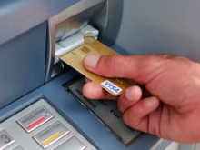 Украинцам блокируют карточные счета за малейшие долги