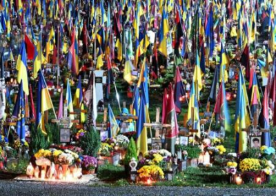 «И мёртвые с фотками стоят...». Михайловский собор Киева обклеивают фотографиями погибших украинцев — место заканчивается