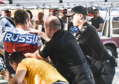 «Расисты и нацисты»: В Одессе полиция арестовала американца из-за футболки с надписью «Russia»