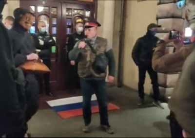 Заставляли вытирать ноги о российский флаг. В Киеве радикалы унизили гостей литературного вечера