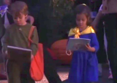 Откровенный стёб: дети Блинкена в костюмах «Зеленского» и «украинского флага» просили конфеты у Байдена на Хэллоуин