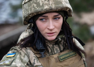 Украинских женщин готовят к равноправию и призывают умирать наравне с мужчинами