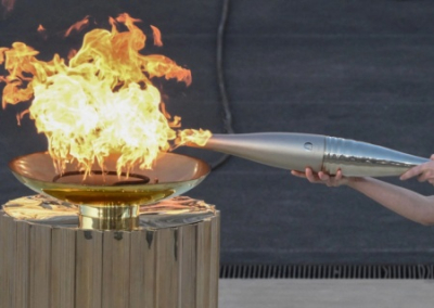 Олимпийский огонь в Париже в день открытия летних Игр пронесут трансвестит и мусорщик