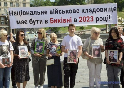 В Киеве родственники погибших украинских военных требуют увеличить количество кладбищ