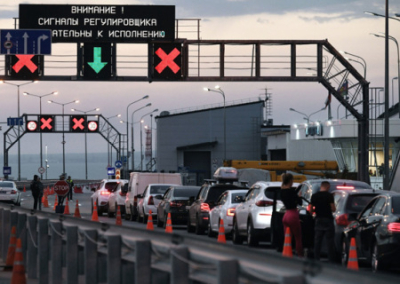 Перед Новым годом на Крымском мосту растут автомобильные пробки