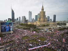 В Варшаве оппозиция собрала многотысячный противоправительственный митинг