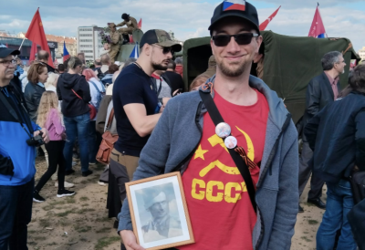 Чешская Компартия отпраздновала 9 Мая с советскими флагами, гимном,  песнями и танком