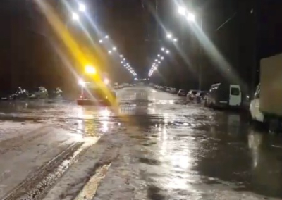 В Святошинском районе Киева ночью прорвало канализацию, и она залила улицы