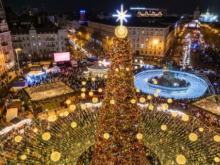 В Киеве установят главную новогоднюю ёлку, но без иллюминации