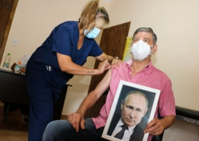 В Аргентине мэр привился «Спутником» с портретом Путина в руках