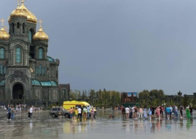 Шли в дождь под зонтом. Из-за удара молнии в парке «Патриот» в Подмосковье погиб прохожий, трое пострадавших