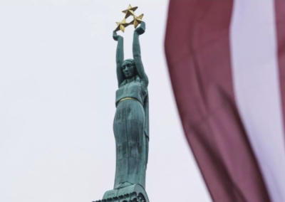 Русские, проживающие в Латвии, подвергаются репрессиям: русофобская метла выметает всех неугодных