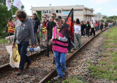 Французы перекрыли железную дорогу, протестуя против визита Макрона