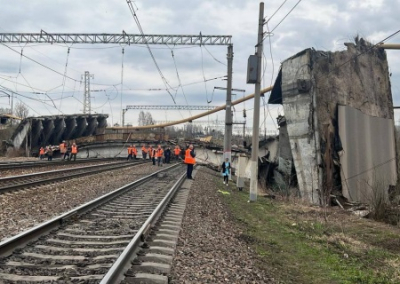 В Вязьме обрушился автомобильный мост, который «на соплях держался». Есть жертвы