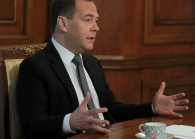 Медведев: сложится новый военный альянс из тех стран, которых достали американцы и свора их кастрированных псов