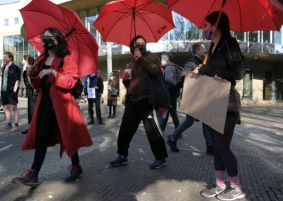 «Я могу обижать издалека»: В Европе бунтуют работники секс-индустрии