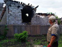 Жители Ясиноватой благоустраивают жилища после обстрелов и ждут прекращения войны. Фото, видео