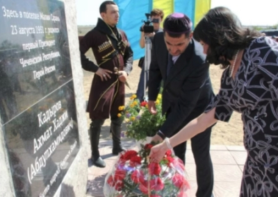 В Казахстане надругались над памятниками отцу Кадырова