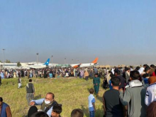 Военные США выстрелами сдерживают многотысячную толпу беженцев в аэропорту Кабула