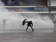 В Париже протестующих разгоняли водомётами