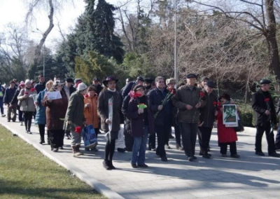 Одесситы отметили День защитника отечества возложением цветов к памятнику Неизвестному матросу