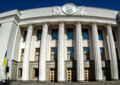 В украинском парламенте проект о запрете УПЦ не поставили в повестку дня. Депутаты заблокировали трибуну