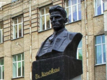 В Херсоне националисты снесли памятник Маяковскому