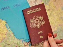 В Латвии неугодных «прокремлёвских» лишают гражданства, люди едут в Россию, где получают паспорта РФ