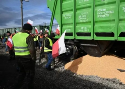 Поляки высыпали украинское зерно из вагонов. Украина требует наказать виновных