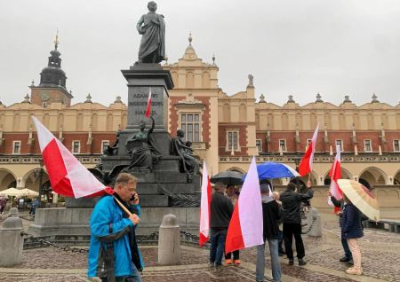 Жители Кракова выгнали митингующих украинцев с площади: «Вы митинговали тут уже 800 раз»