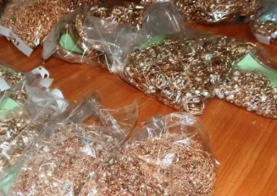 Украинки через Болгарию пытались провезти 12 кг золота в нижнем белье
