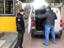 Гражданину Молдовы запретили въезд на Украину из-за георгиевской ленточки