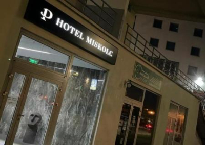 В Венгрии выселили россиян из отеля, владельцем которого является украинец