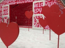 Киев готов ко дню Валентина: на Банковой установили «домик любви», Bomond запустил рекламу с представителями ЛГБТ